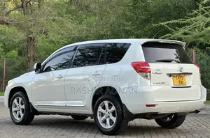 Toyota Vanguard 2011 White