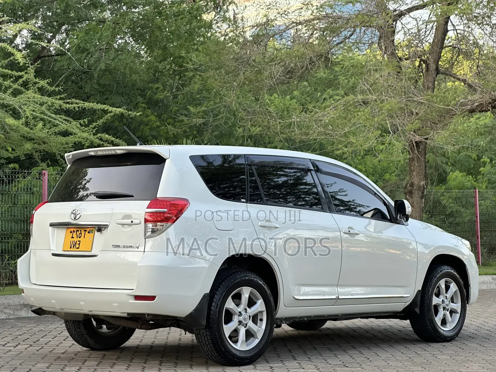 Toyota Vanguard 2011 White