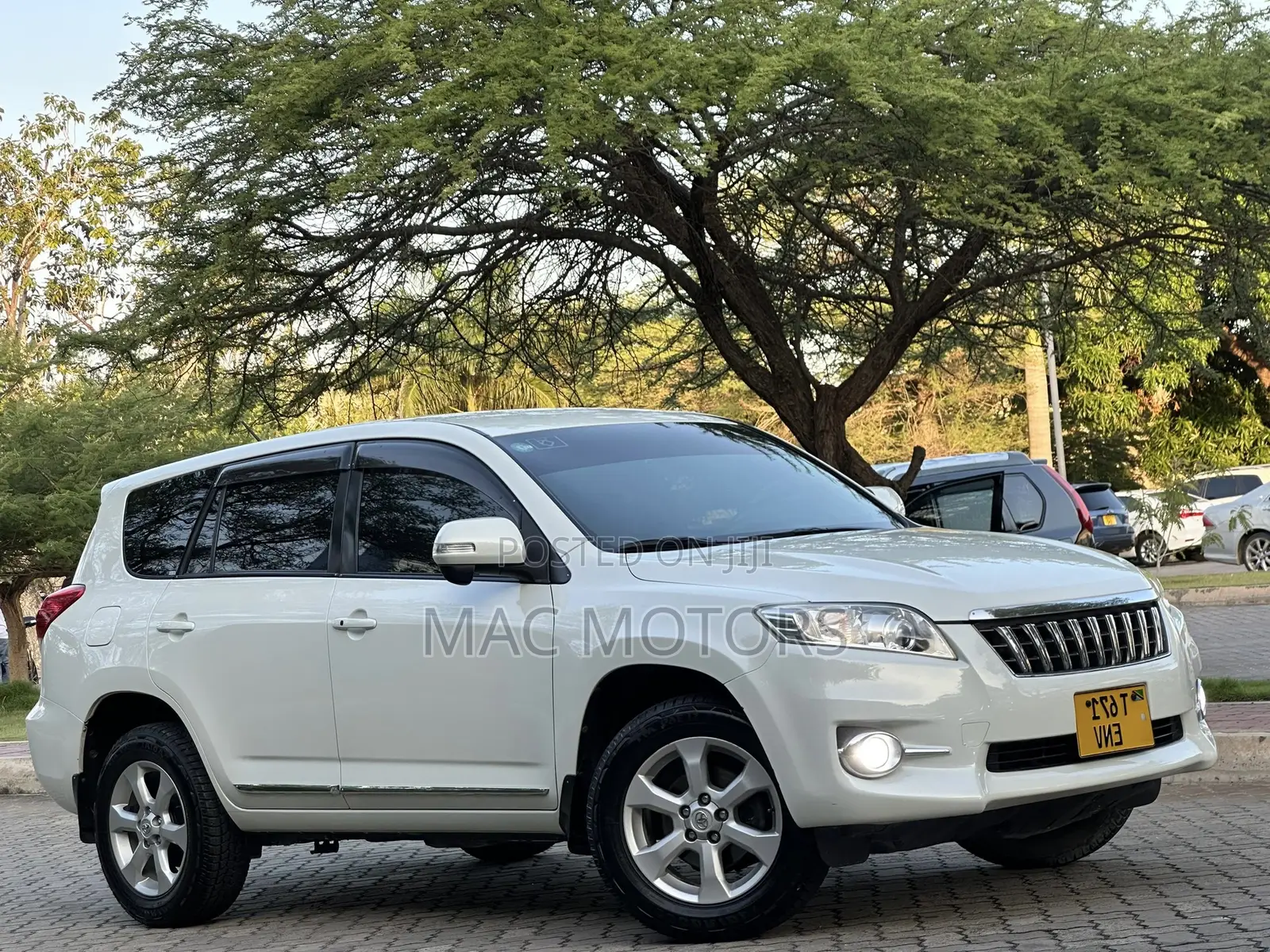 Toyota Vanguard 2011 White