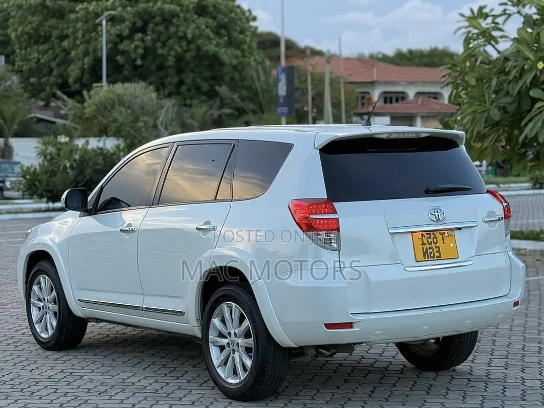 Toyota Vanguard 2012 White