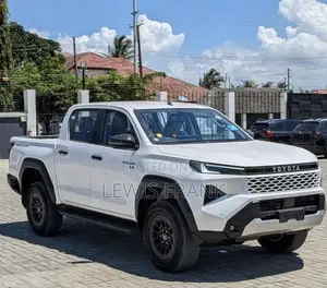 Toyota Hilux 2025 White