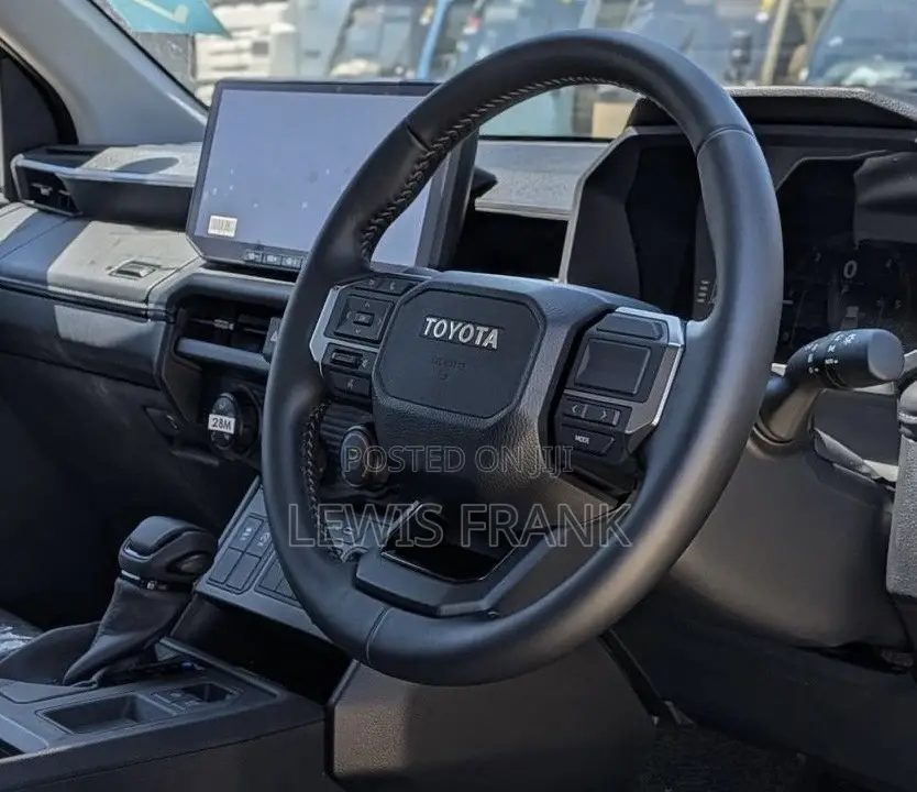 Toyota Hilux 2025 White
