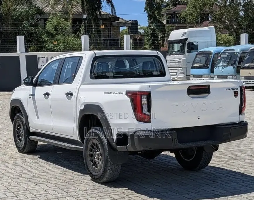 Toyota Hilux 2025 White