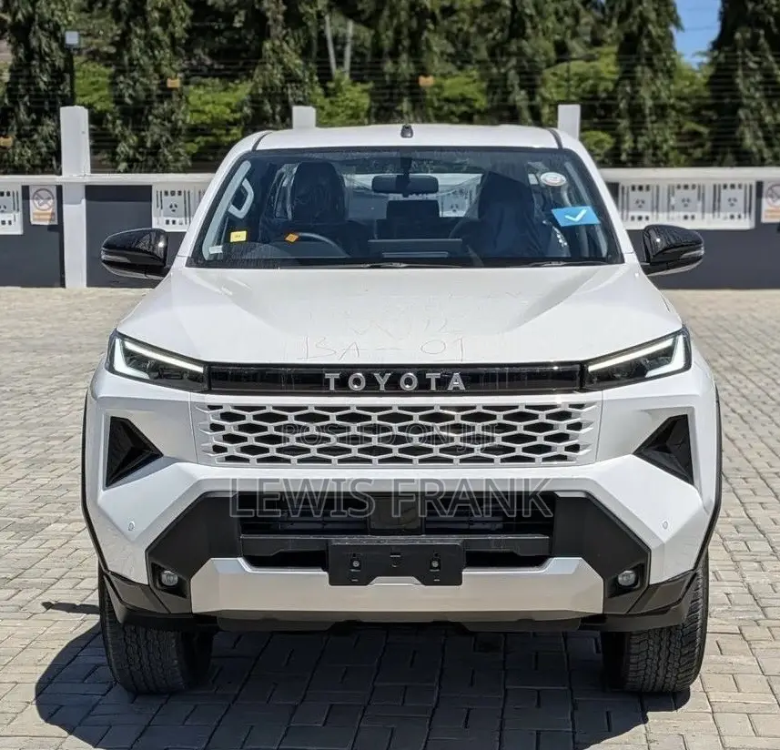 Toyota Hilux 2025 White