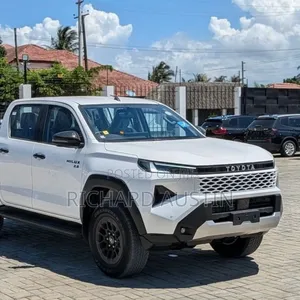 New Toyota Hilux 2025 White