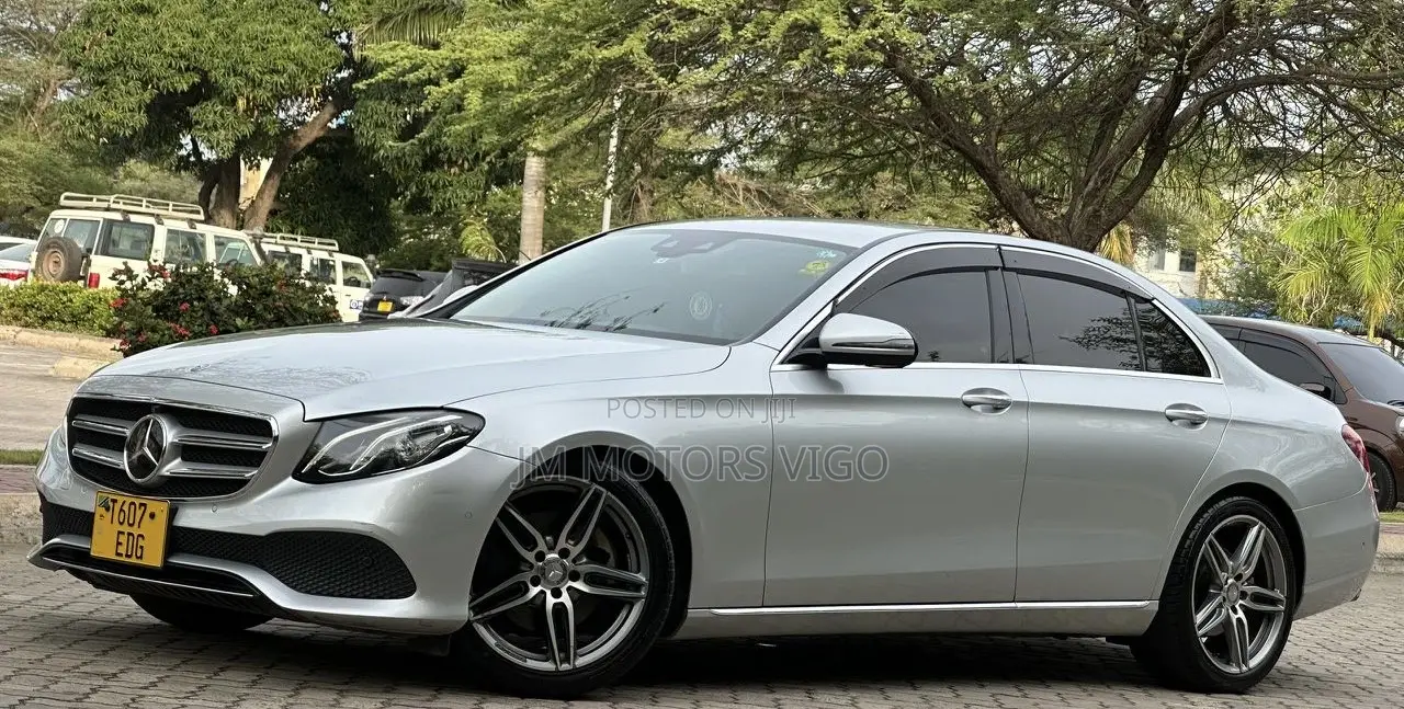 Mercedes-Benz E200 2017 Silver