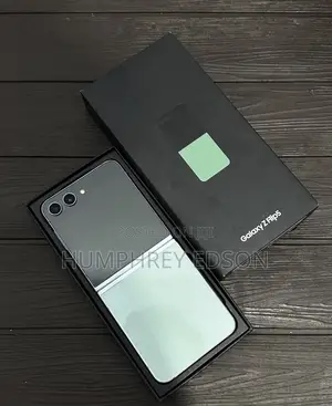 New Samsung Galaxy Z Flip5 256 GB Green