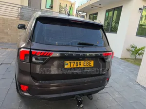 Ford Everest 2024 Brown