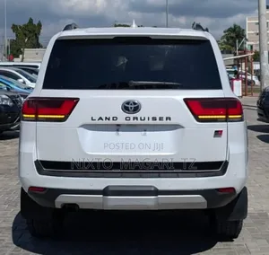 New Toyota Land Cruiser LC300 2024 White