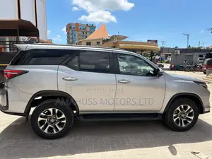 Toyota Fortuner 2024 Silver