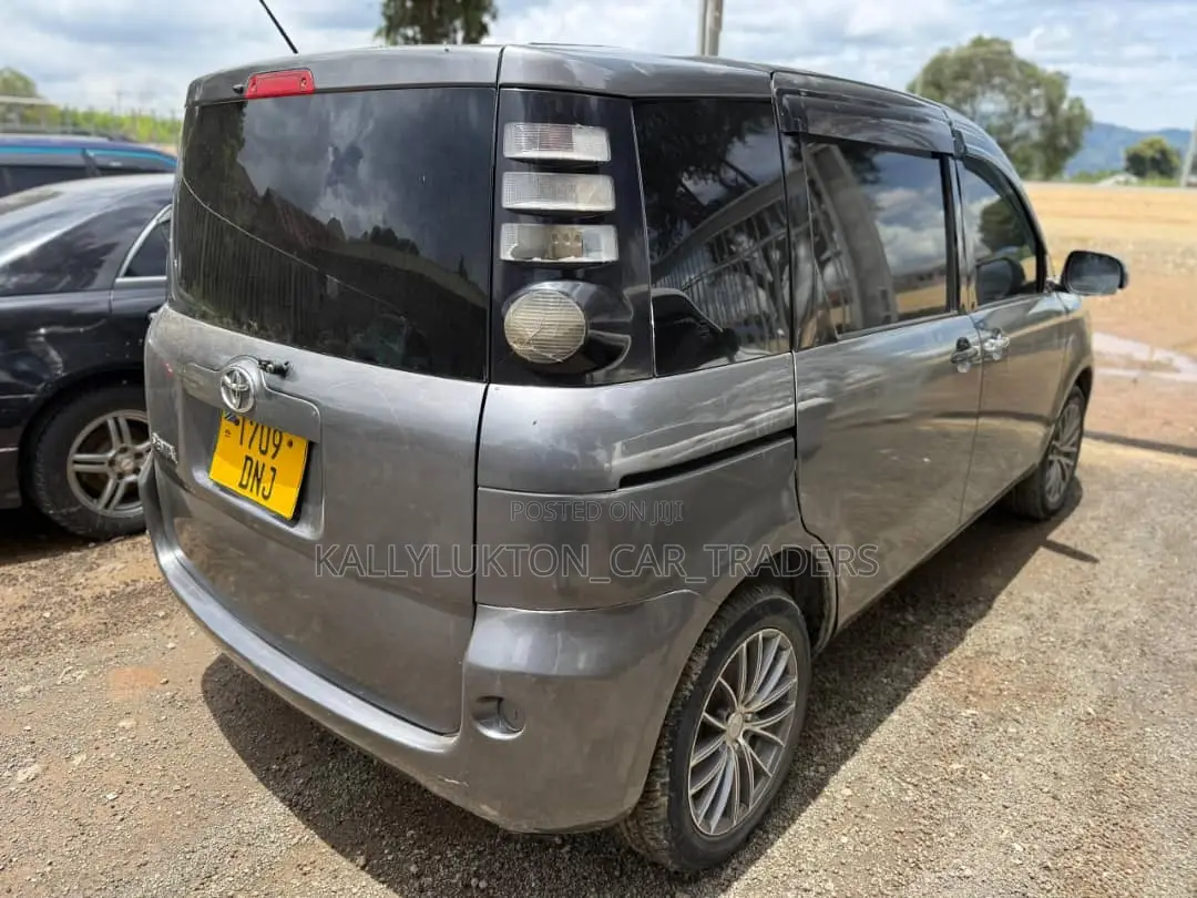 Toyota Sienta 2006 Gray