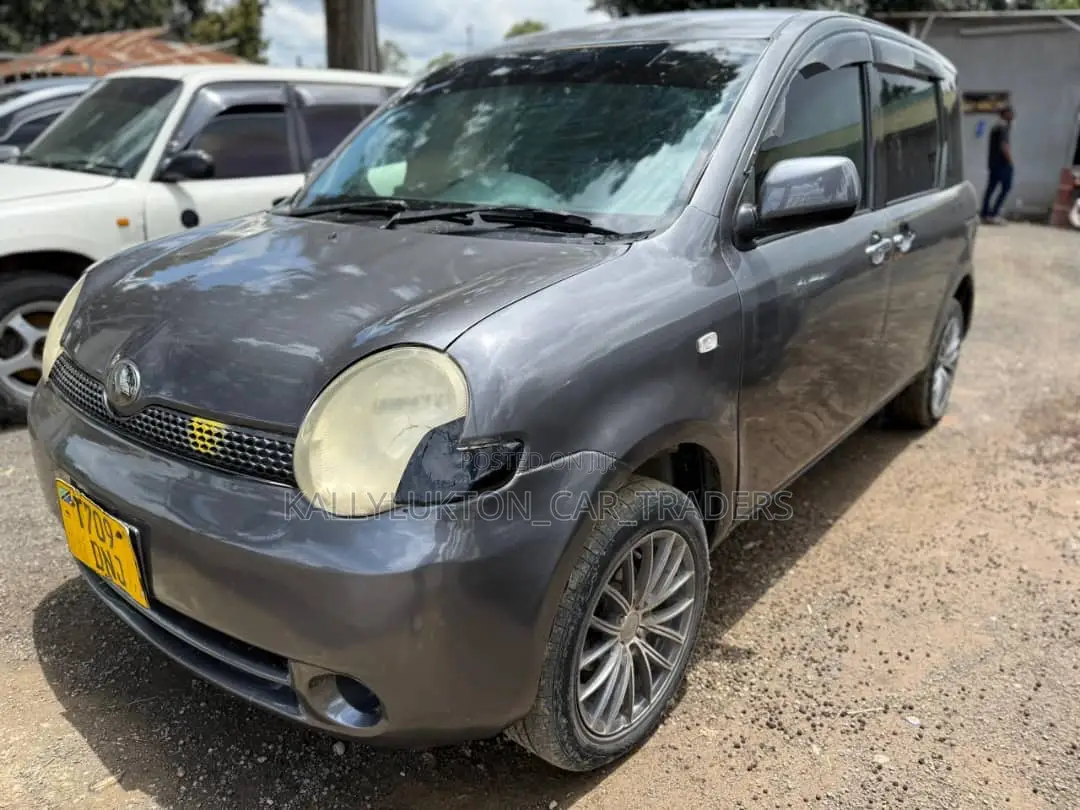Toyota Sienta 2006 Gray