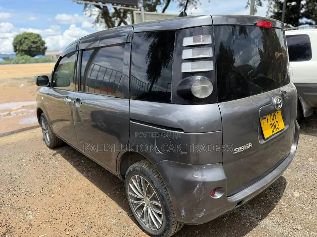 Toyota Sienta 2006 Gray