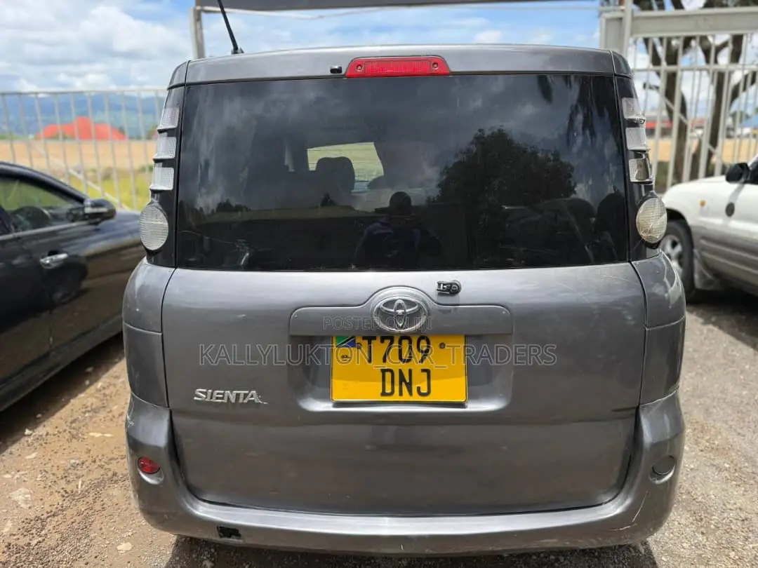 Toyota Sienta 2006 Gray