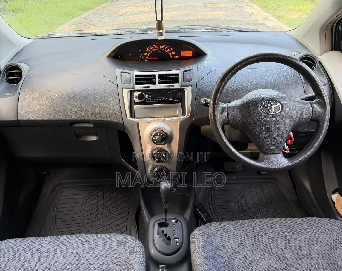 Toyota Vitz 2005 Silver