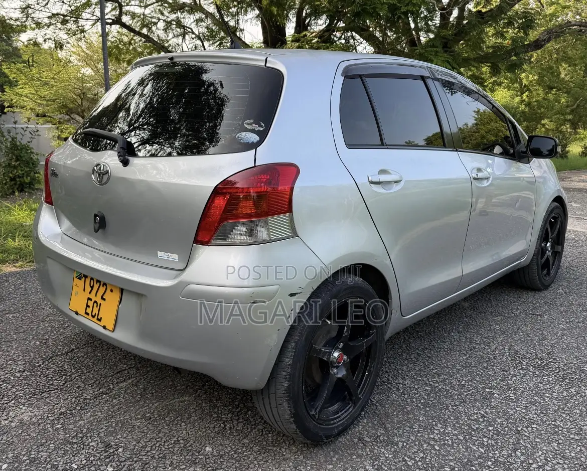 Toyota Vitz 2005 Silver