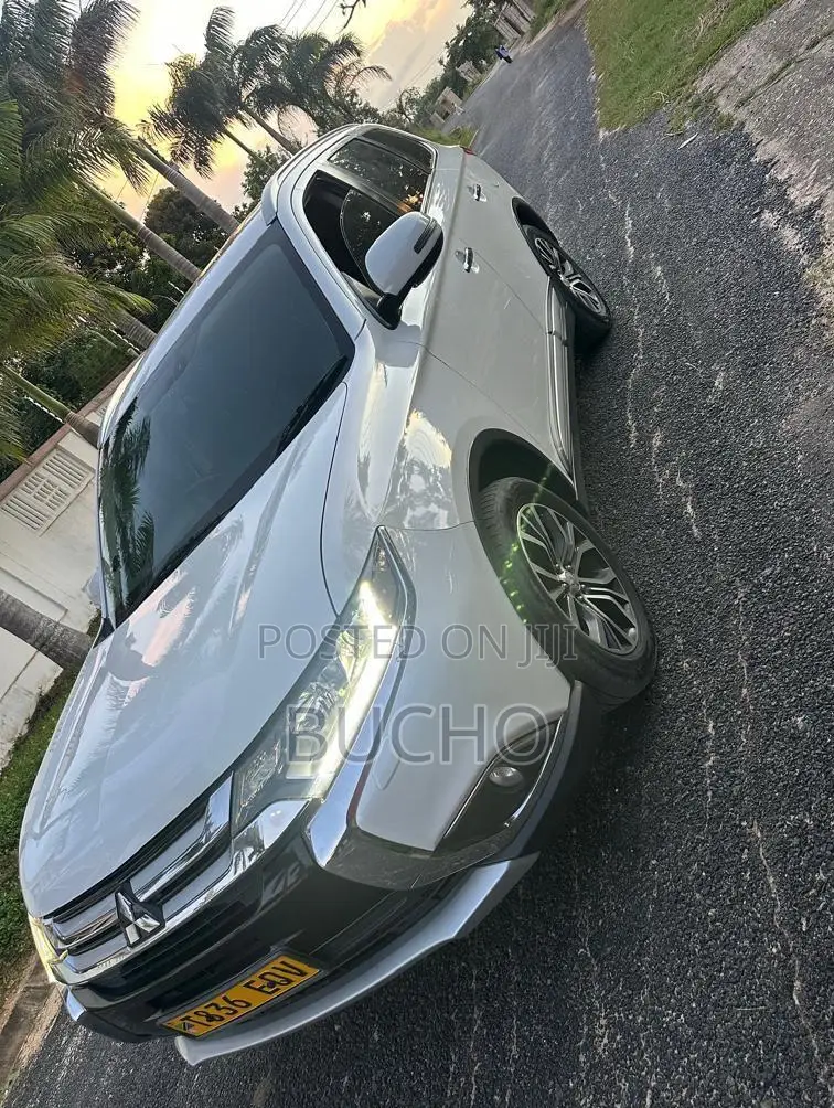 Mitsubishi Outlander 2016 White