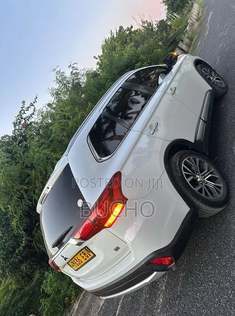 Mitsubishi Outlander 2016 White