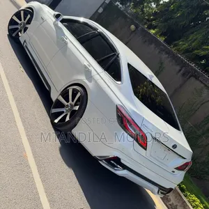 Toyota Crown 2018 White
