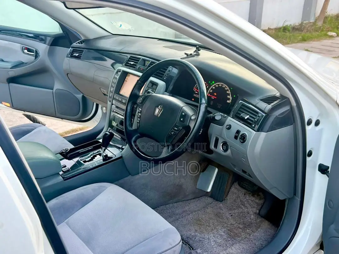 Toyota Crown Royale 2005 White