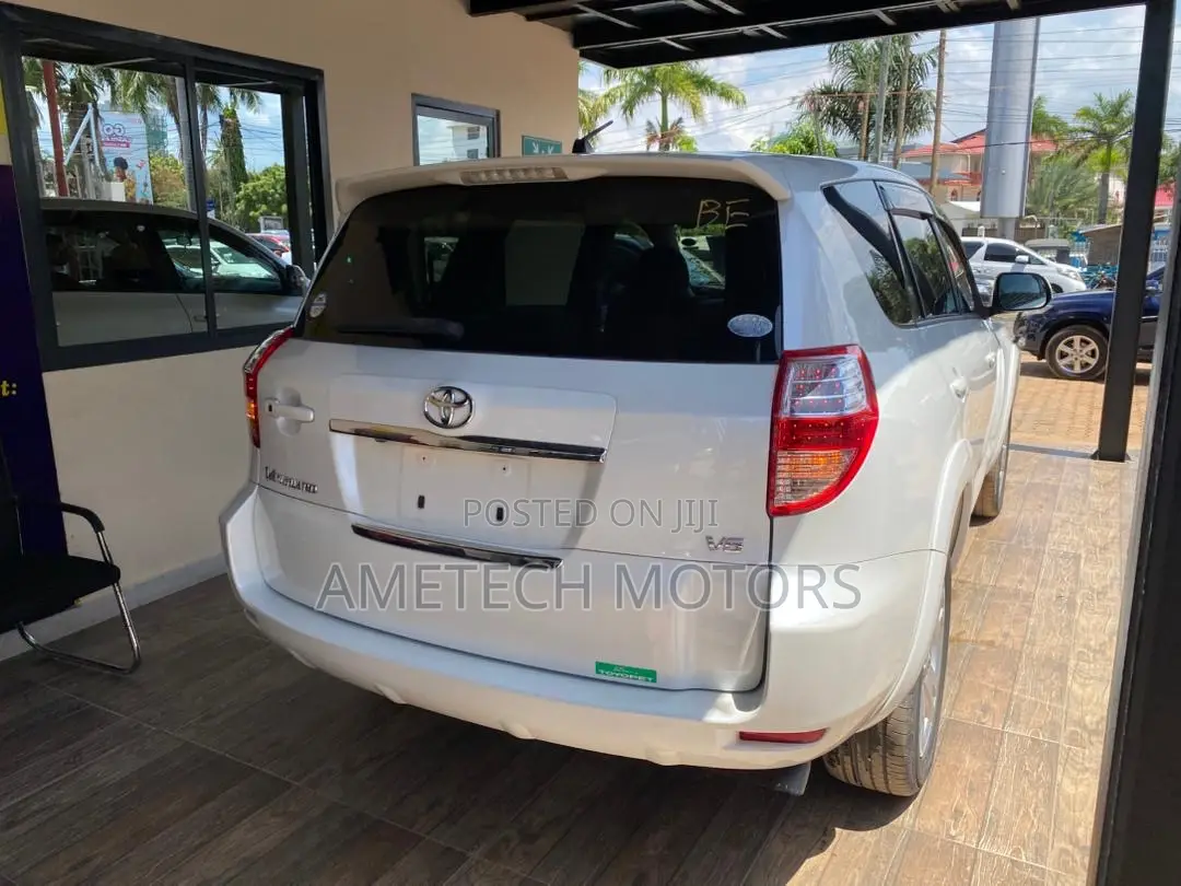 Toyota Vanguard 2009 White