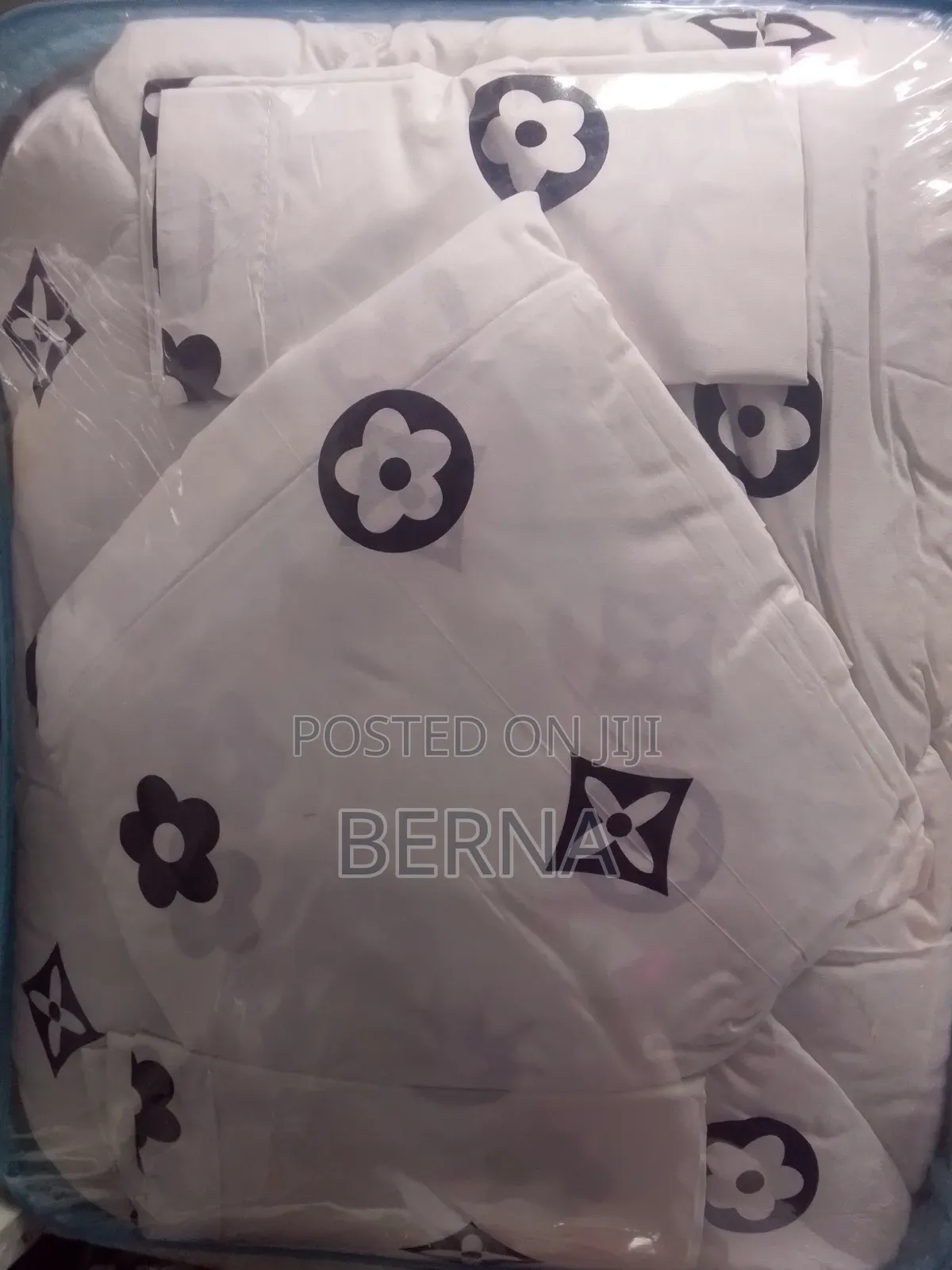 Duvet (Duvet+ Bedsheet+2 Pillow Cases)