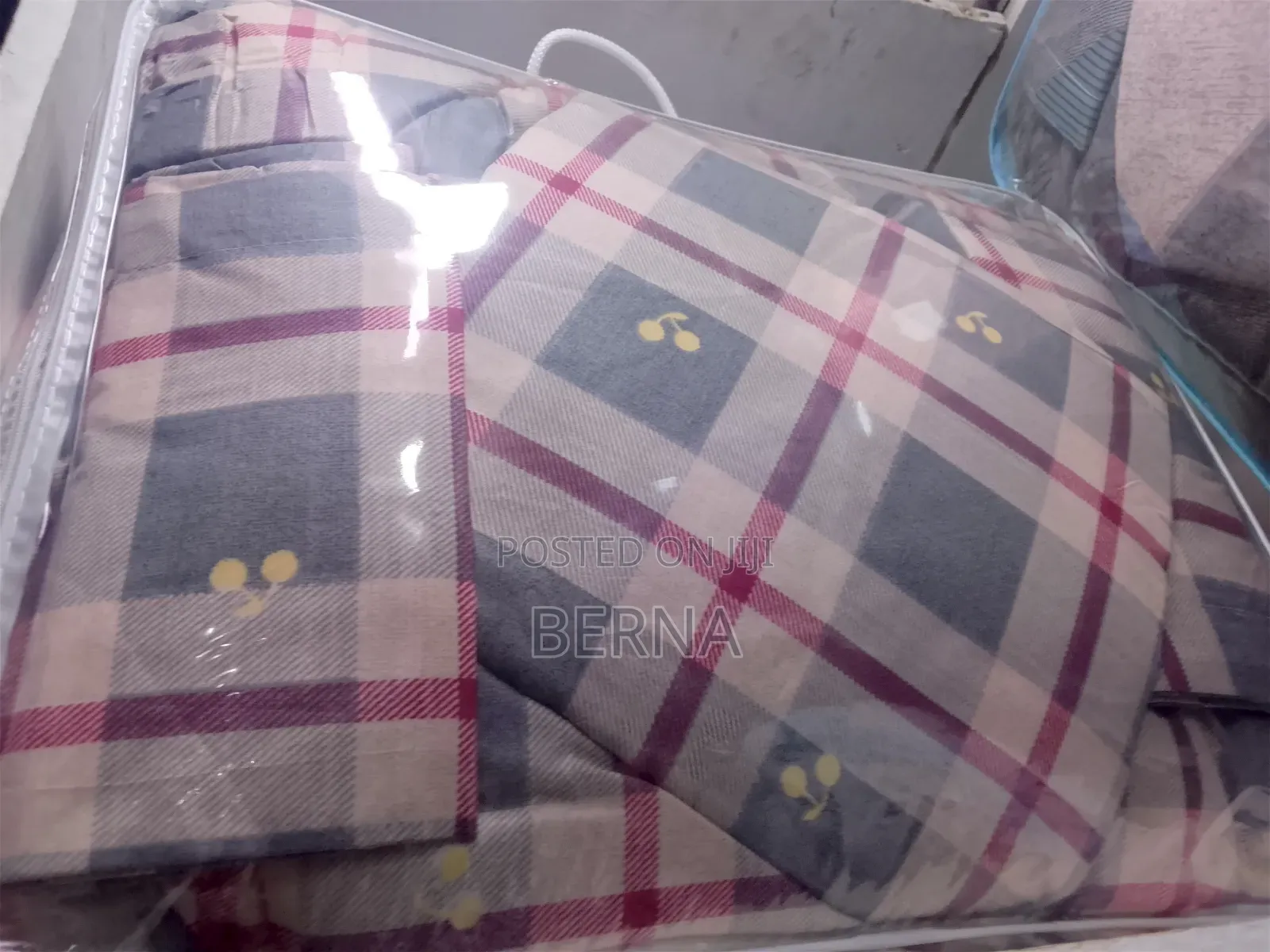 Duvet (Duvet+ Bedsheet+2 Pillow Cases)