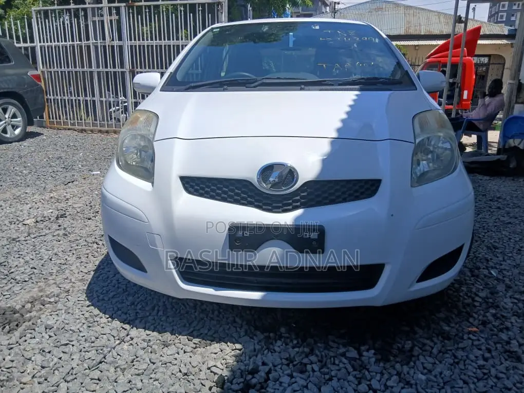 Toyota Vitz 1.0 FWD 5dr 2010 White