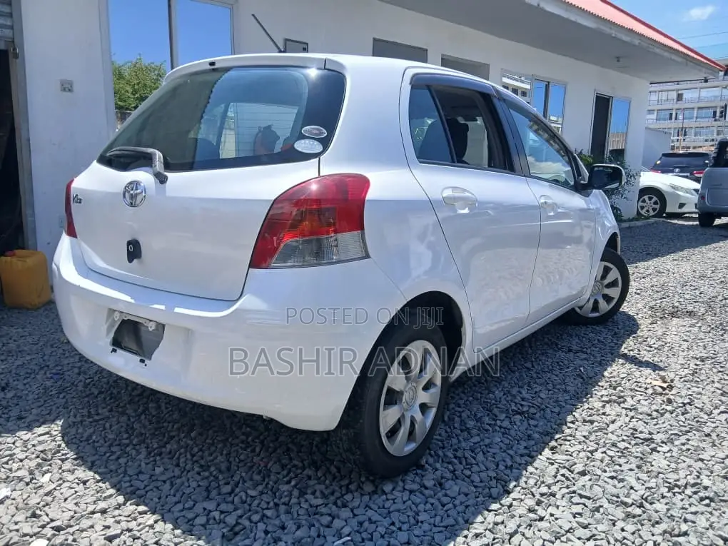 Toyota Vitz 1.0 FWD 5dr 2010 White