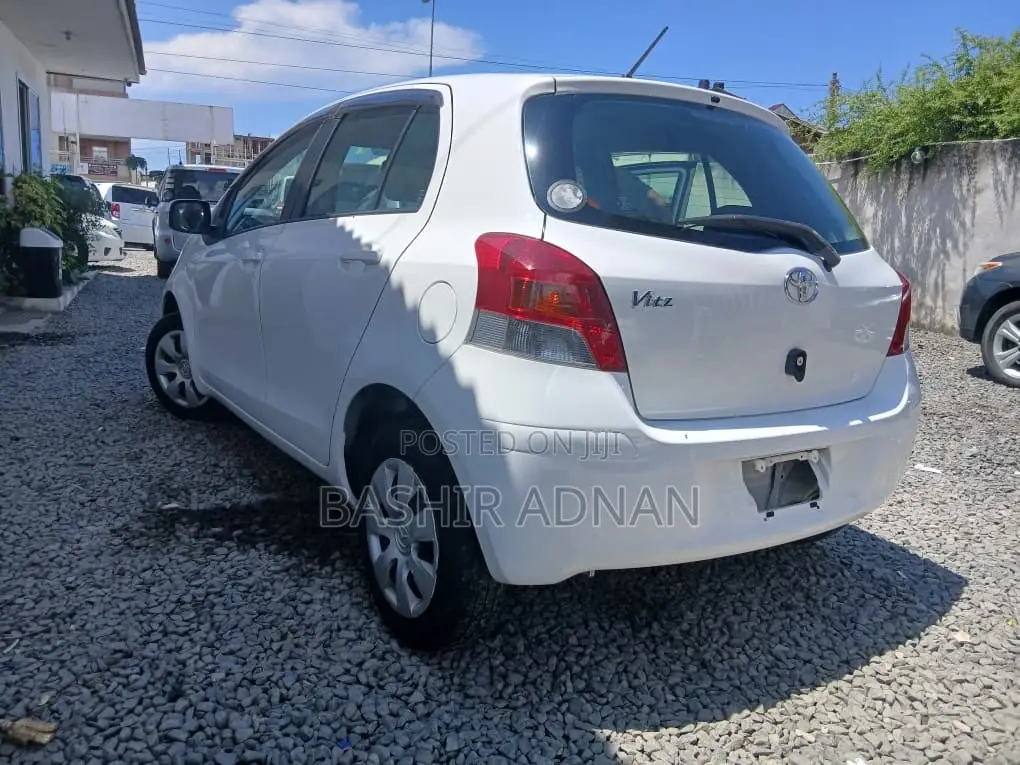 Toyota Vitz 1.0 FWD 5dr 2010 White