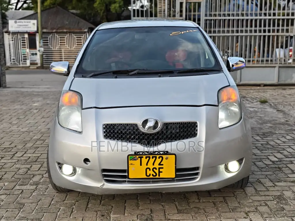 Toyota Vitz 2006 Silver