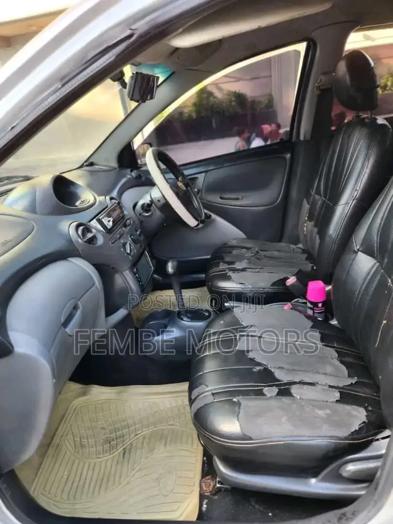 Toyota Vitz 2005 Silver