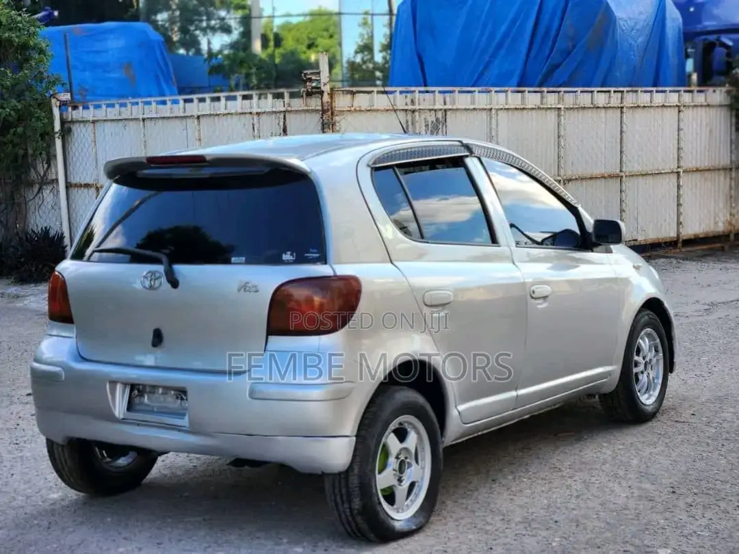 Toyota Vitz 2005 Silver