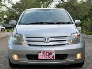 Toyota IST 2004 Silver