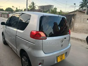 Toyota Porte 2004 Silver