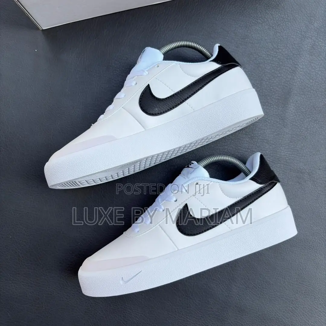 Flat Nike Sneaker