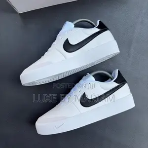 Flat Nike Sneaker