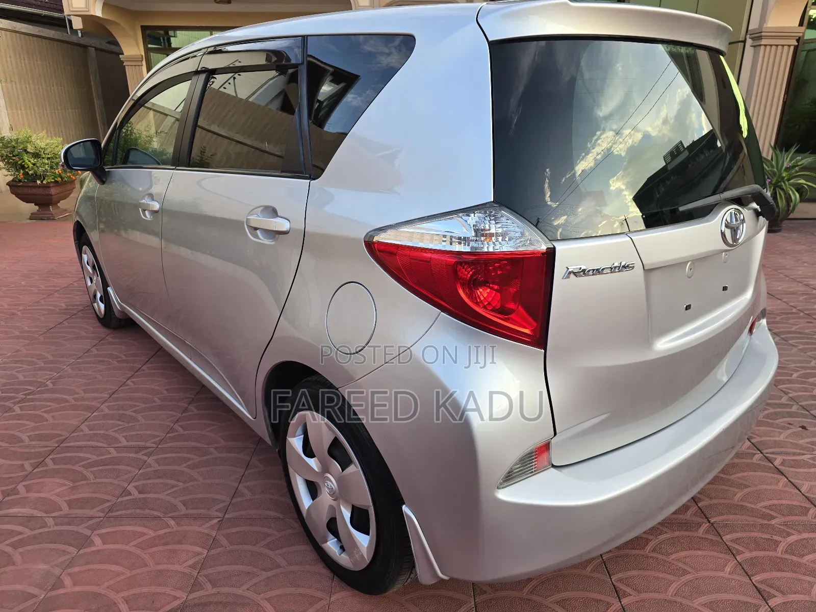 Toyota Ractis 1.3 FWD 2012 Silver