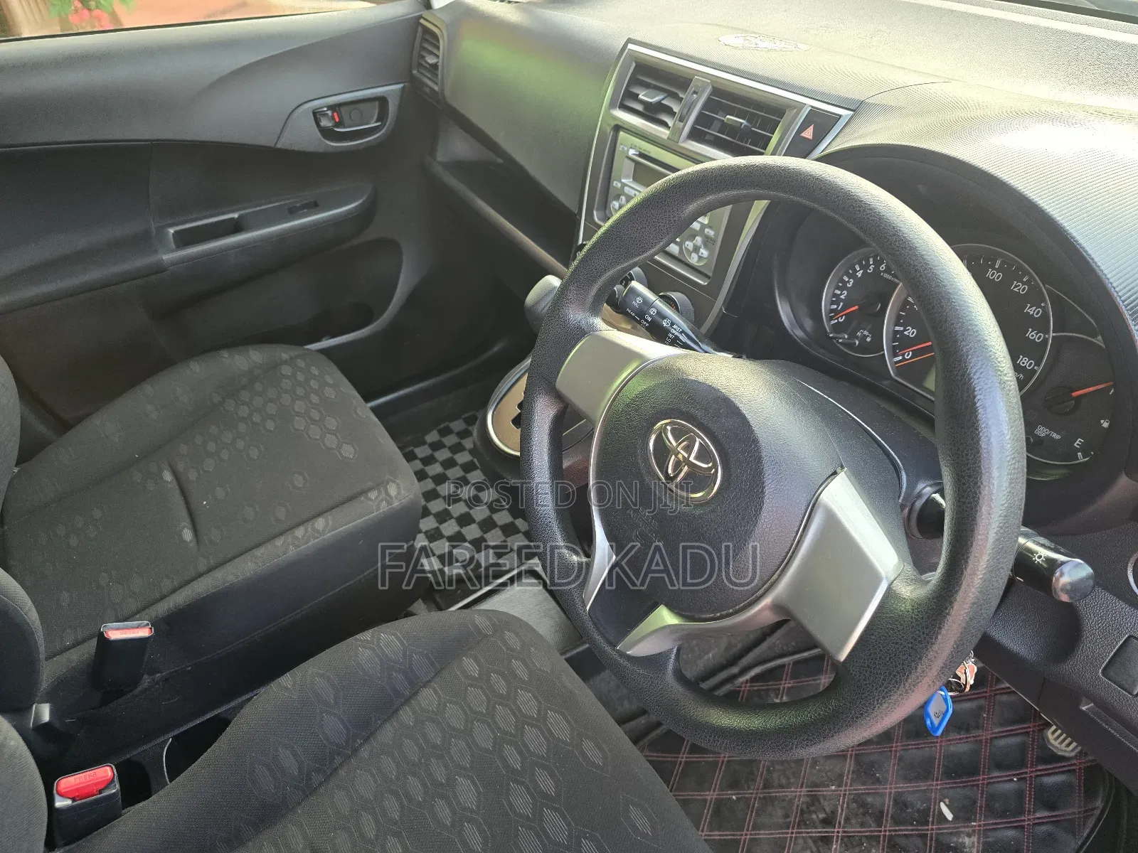Toyota Ractis 1.3 FWD 2012 Silver