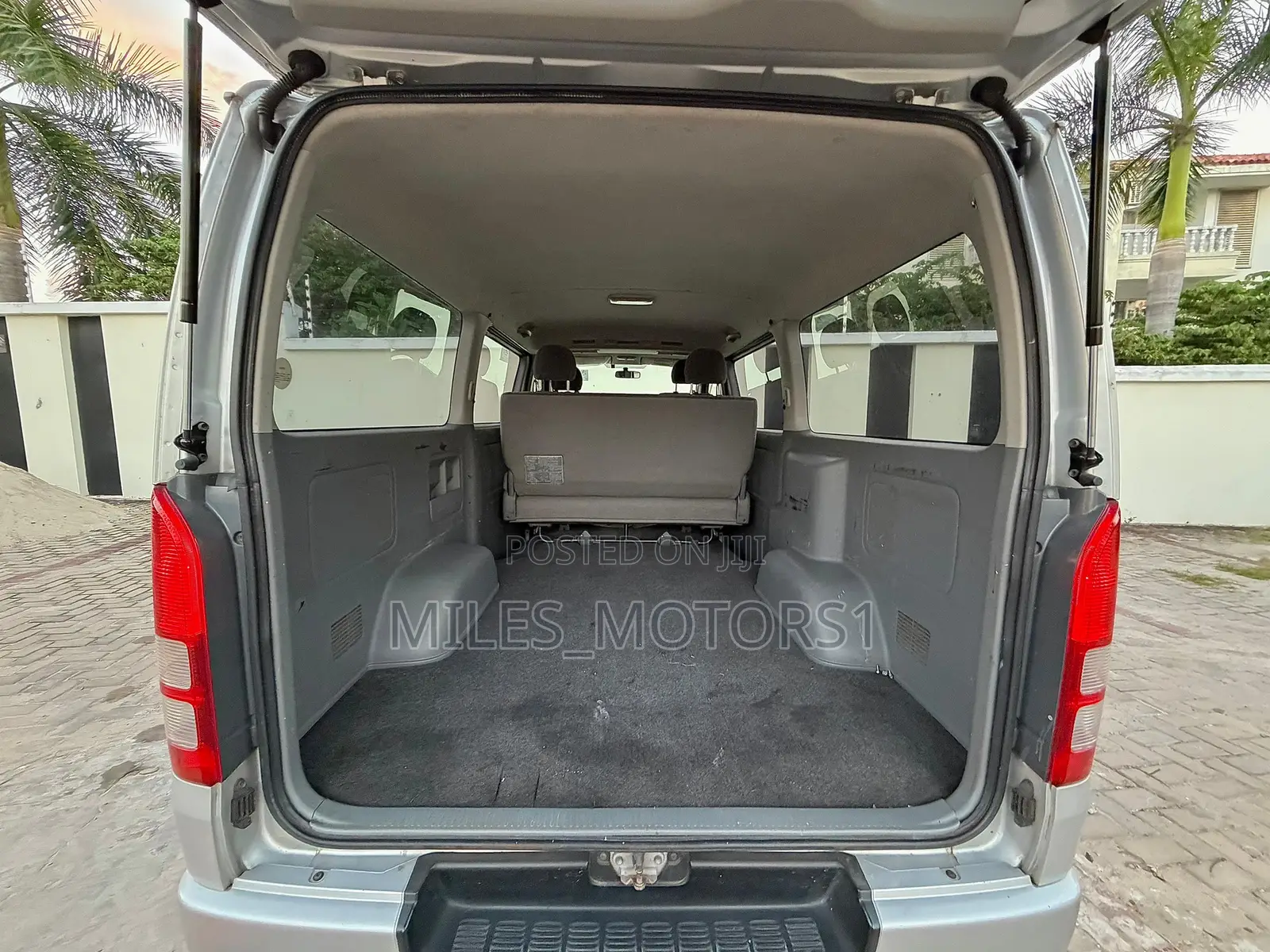 Toyota Quantum 2010 Silver