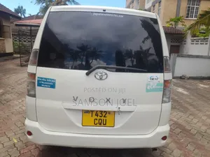 Toyota Voxy 2005 White