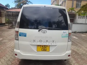 Toyota Voxy 2005 White