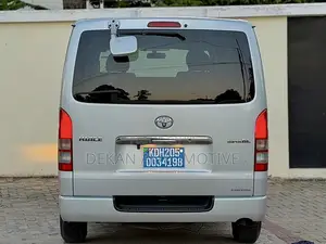 Toyota Quantum 2010 Silver