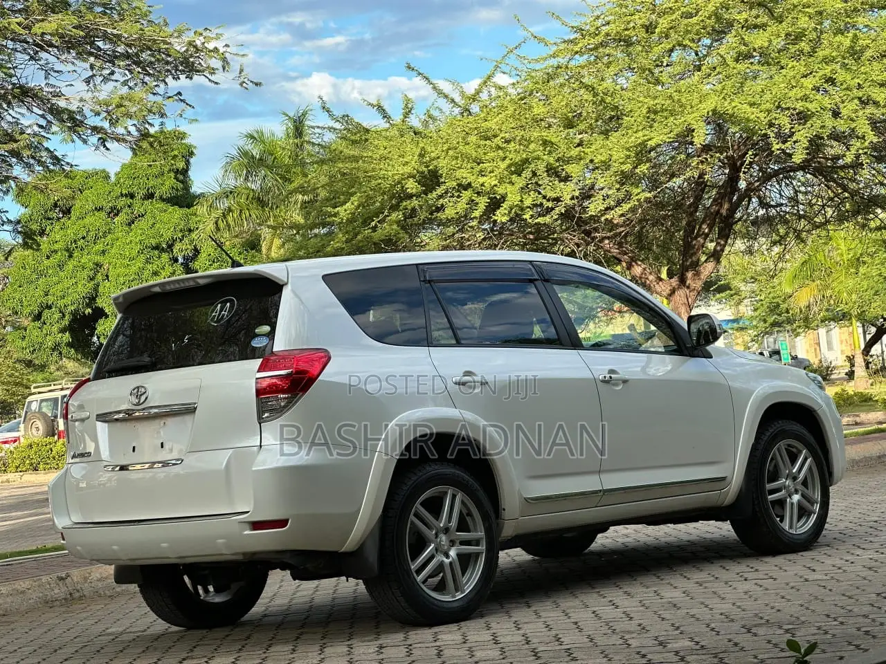 Toyota Vanguard 2011 White