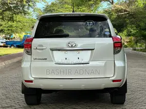 Toyota Vanguard 2011 White