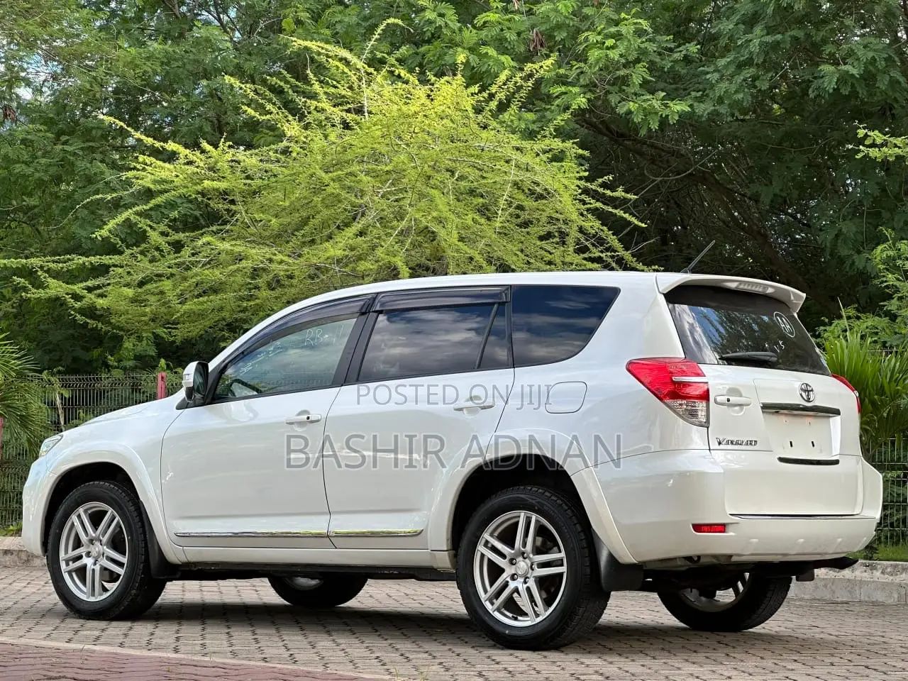 Toyota Vanguard 2011 White