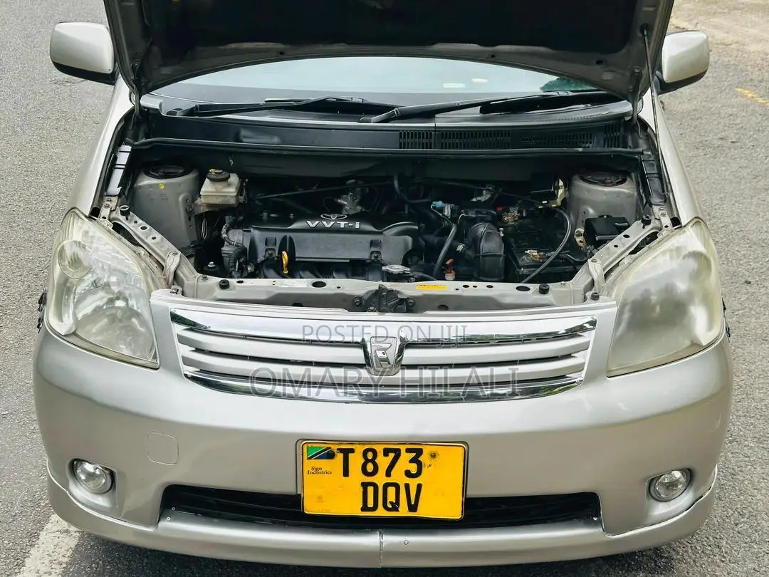 Toyota Raum 2005 Silver