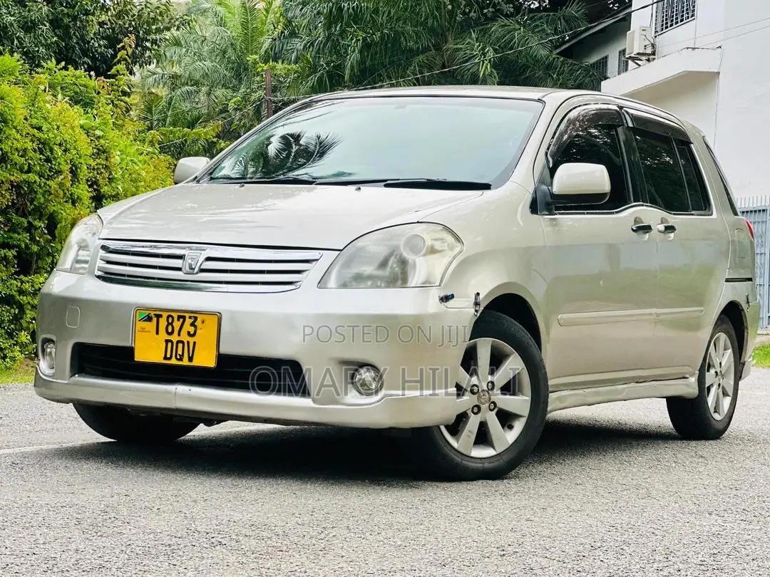Toyota Raum 2005 Silver
