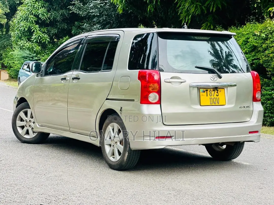 Toyota Raum 2005 Silver