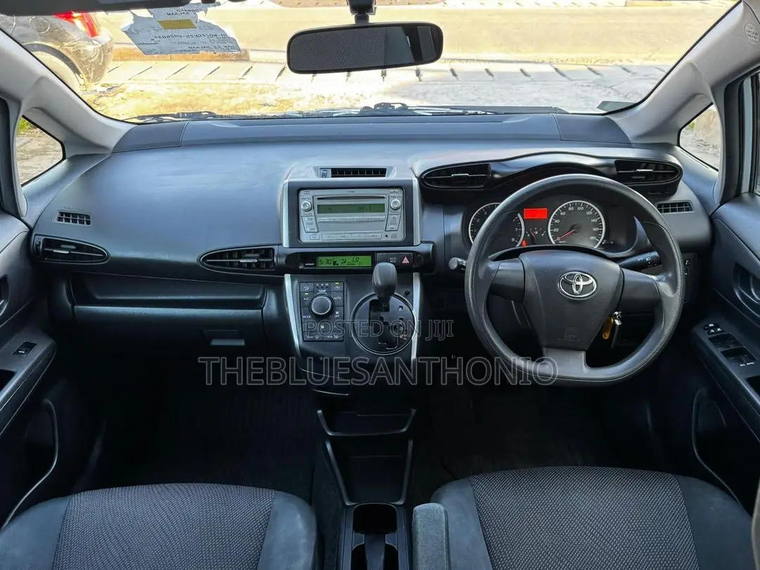 Toyota Wish 2013 Silver